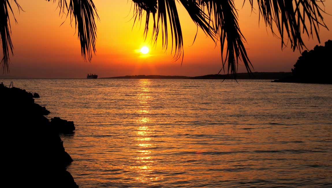 Experience magical sunsets by the sea in Halkidiki